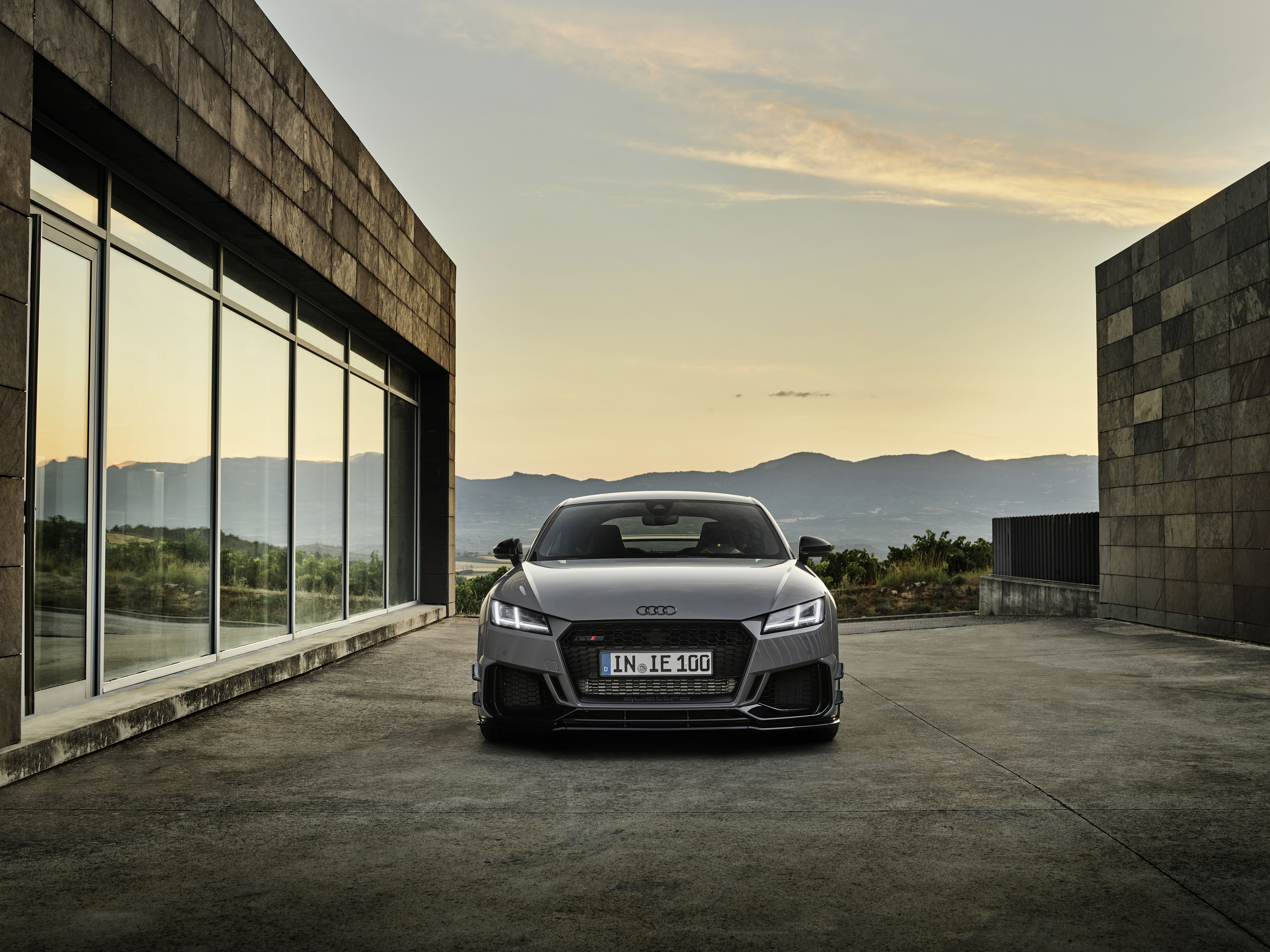 Audi TT RS Coupé Iconic Edition | limitovaná edice legendárního tétéčka | poslední model na rozlouženou | sportovní coupé fantastickým motorem 2,5 TFSI | výkon 400 koní | limitovaná edice pouze 100 aut | nákup online | AUTOiBUY.com